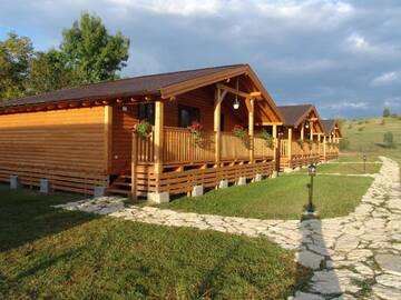 Фото номера Дом с 2 спальнями Дома для отпуска Complex Agroturistic Livada de Nuci г. Байя-де-Фьер 8